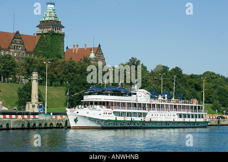 Touristship sur la jetée, Stettin, Szczecin, Poméranie occidentale, Pologne Banque D'Images