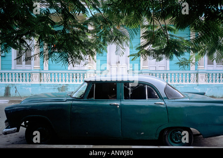 American Vintage voiture garée dans une rue de Baracoa Cuba Banque D'Images