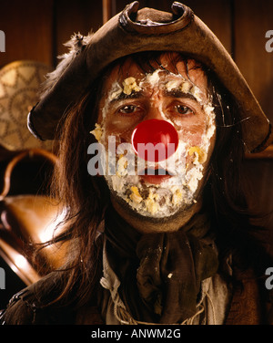 Baldrick (Tony Robinson) avec nez rouge et gâteau sur le visage Banque D'Images