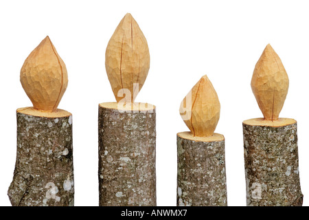 Sculpté quatre bougies de Noël faite de bois d'aulne Banque D'Images