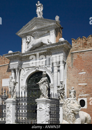 Le Porto grande entrée de l'Arsenal de Venise, Italie Banque D'Images