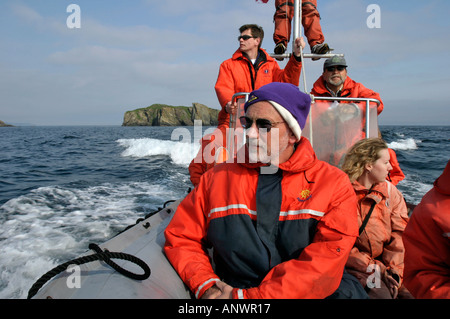 Un zodiac plein de gens sur un voyage d'observation des baleines dans la baie Trinity Bonavista Peninsula Newfoundland Canada Banque D'Images