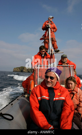 Un zodiac plein de gens sur un voyage d'observation des baleines dans la baie Trinity Bonavista Peninsula Newfoundland Canada Banque D'Images