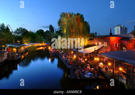 Cafe Freischwimmer Club der Visionäre und am Flutgraben Seitenarm der Spree dans le quartier de Kreuzberg Berlin 2007 Banque D'Images