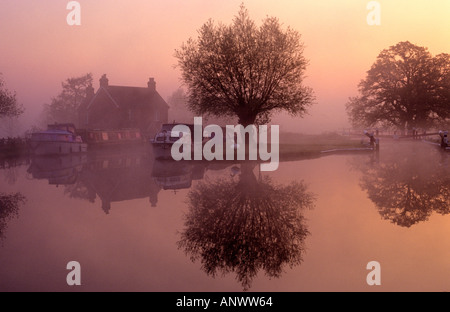 RIVER WEY Mist aube automnale sur Papercourt Lock et le chalet des gardiens d'écluses sur la rivière Wey Surrey Royaume-Uni Banque D'Images