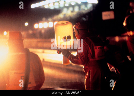 LE MANS Vintage rétro 24 heures la nuit équipe de pit attendre sous la pluie pour la voiture d'arriver à l'arrêt de carburant 1978 le Mans course Ian Shaw Kodak photographe Banque D'Images