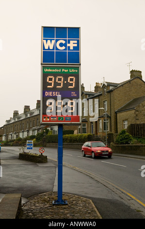 Les prix à la pompe à essence pour moteur diesel et essence sans plomb à 999 pence par litre Régler Yorkshire Angleterre UK Banque D'Images