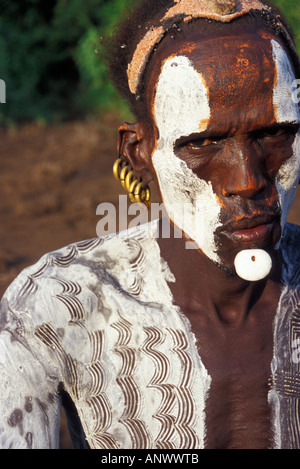 Un guerrier Karo peint dans son village dans la région de l'Omo d'Ethiopie, l'Afrique. (MR) Banque D'Images