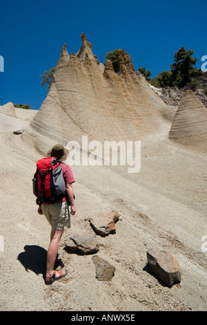 Female hiker au paysage lunaire le Parc Naturel de la Corona Forestal el Teide Canaries Espagne Banque D'Images