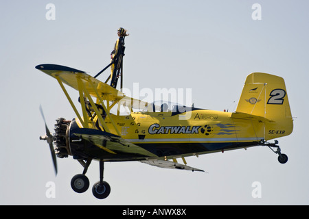 Pitts Python effectuant wing-marche à Sola Airshow, Norvège Banque D'Images