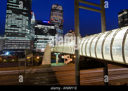 Canary Wharf à partir de la Docklands light railway montrant passerelle piétonne nuit Banque D'Images