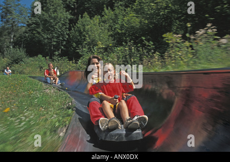 Mère avec enfant sur une luge météo chute, l'Autriche, de Windischgarsten Banque D'Images