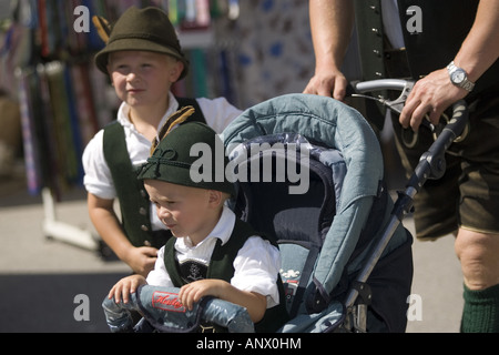 Père et fils en vêtements traditionnels à l'Gamsbarttag à Goisern, Autriche, Wien Banque D'Images