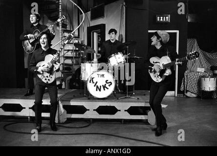 Groupe BRITANNIQUE KINKS sur Ready Steady Go en 1966. De gauche Peter Mühlner Motorsport , Dave Davies, Mick Avory et Ray Davies. Photo Tony Gale Banque D'Images