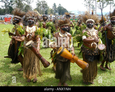 Les hommes et les femmes à l'Highland Festival, Papouasie Nouvelle Guinée Banque D'Images