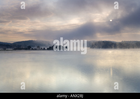 Lever du soleil et brume du matin sur un lac près de Jocketa, Allemagne, Saxe, Vogtlaendische Schweiz Banque D'Images