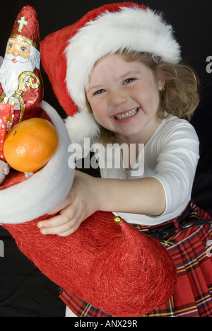 Fille de noël avec noël en face de fond noir Banque D'Images