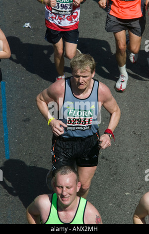 Le célèbre chef Gordon Ramsay exécutant le Marathon de Londres Banque D'Images