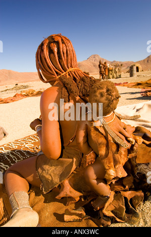 La Namibie, Skeleton Coast, tribu Himba en fumeur activités. Banque D'Images