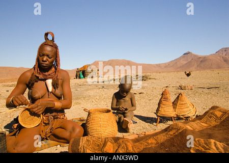 La Namibie, Skeleton Coast, tribu Himba en fumeur activités. Banque D'Images