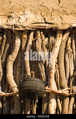 La Namibie, Skeleton Coast, tribu Himba hut. Banque D'Images