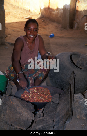 La cuisine d'une femme dans le village de Ziguinchor, au Sénégal, l'Afrique (M.) Banque D'Images