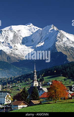 Village de Combloux et le Mont Blanc, la plus haute montagne d'Europe, France Banque D'Images