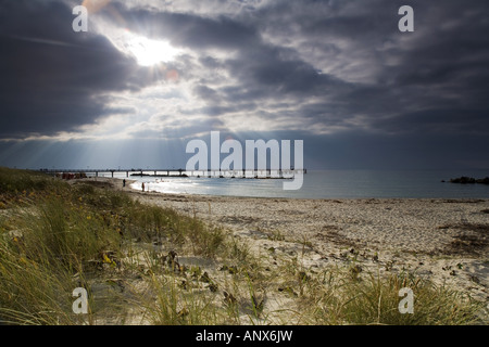 La lumière du soleil traversant des nuages orageux à la plage de la mer Baltique, l'Allemagne, de Mecklembourg-Poméranie occidentale, mer Baltique, Da Banque D'Images