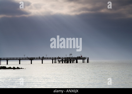 La lumière du soleil traversant des nuages orageux sur une passerelle sur la mer Baltique, Allemagne, Mecklembourg-Poméranie-Occidentale, de la mer Baltique Se Banque D'Images