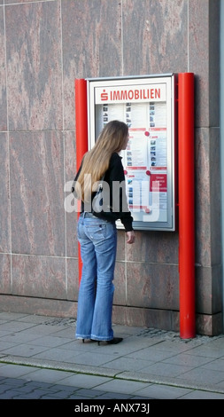 Jeune femme à la recherche de propertys Banque D'Images