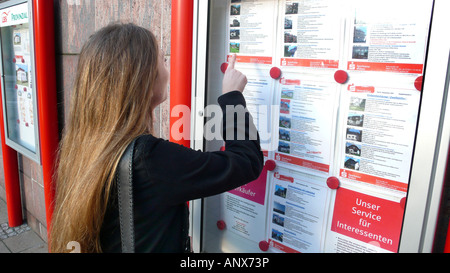 Jeune femme à la recherche de propertys Banque D'Images