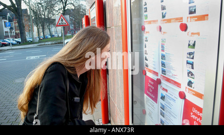 Jeune femme à la recherche de propertys Banque D'Images