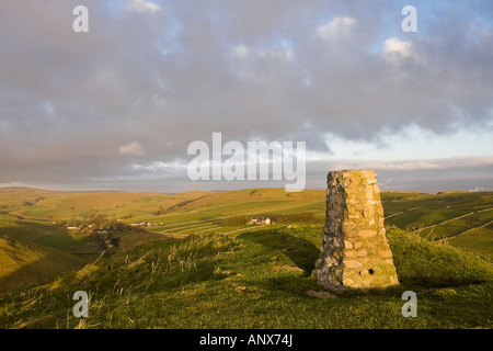Point de triangulation sur le sommet de la haute Wheeldon et vue vers Earl Sterndale, parc national de Peak District, Derbyshire Banque D'Images