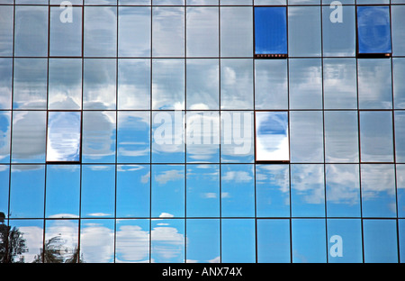 Bardage en verre d'un immeuble de bureaux modernes, l'Allemagne, Bade-Wurtemberg, Ulm Banque D'Images