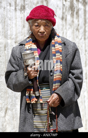 Pèlerin au National Memorial Chorten avec prières et chaîne de prière, Bhoutan, Thimphu Banque D'Images