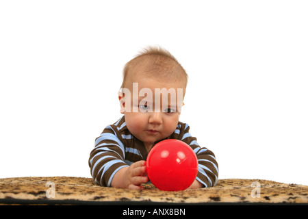 Portrait d'un bébé avec une boule rouge Banque D'Images