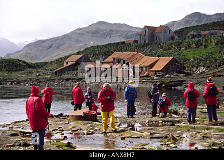 Les touristes à une ancienne station baleinière, Grytviken, sur l'île de Géorgie du Sud Banque D'Images