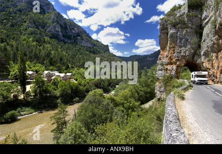 Un camping-car, sur une route dans les Gorges du Tarn, Lozère, France Banque D'Images