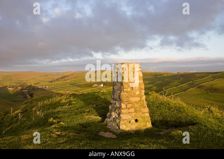 Point de triangulation sur le sommet de la haute Wheeldon et vue vers Earl Sterndale, parc national de Peak District, Derbyshire Banque D'Images