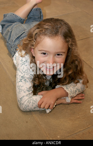 Un portrait moderne d'une fillette de six ans Banque D'Images