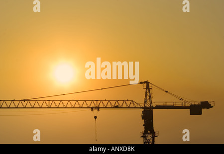 Grue de construction au coucher du soleil Banque D'Images