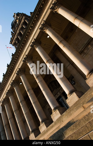 Colonnes corinthiennes au-dessus les étapes à l'hôtel de ville de Leeds Leeds West Yorkshire Angleterre Banque D'Images