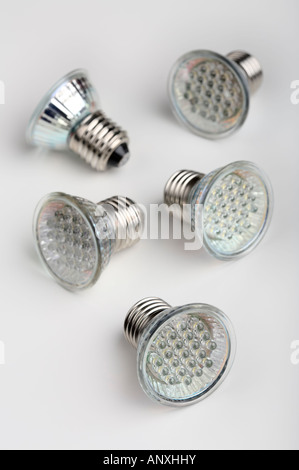 Cinq lumières ampoule LED standard avec connecteur à vis Edison E27 Banque D'Images
