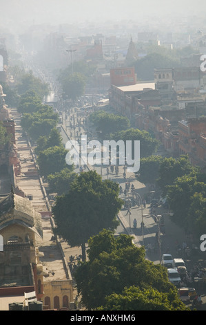 L'INDE, Rajasthan, Jaipur : Bazar de trafic Chandpol Iswari Minar Swarga Sal (Ciel) Minaret Piercing Banque D'Images