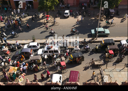 L'INDE, Rajasthan, Jaipur : vue sur Sirediori Bazar de Hawa Mahal (palais des vents, b.1799) Banque D'Images