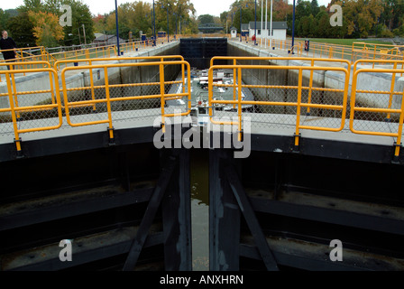 Erie Canal Waterford New York NY sur ouverture de porte verrou pour permettre de passer d'un navire sur le canal Banque D'Images