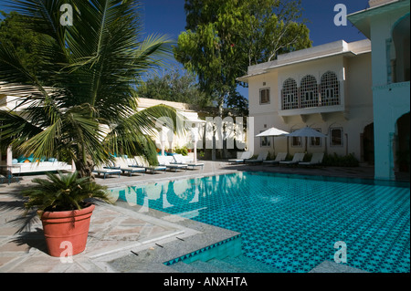 L'INDE, Rajasthan, Jaipur : Samode Haveli (hôtel chambre appartenant autrefois à premier ministre de Jaipur un hôtel)vue sur la piscine Banque D'Images