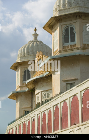 L'INDE, Rajasthan, Udaipur : City Palace, le plus grand complexe de palais au Rajasthan, au sein de l'hôtel Shiv Niwas Palace Gates Ville Banque D'Images