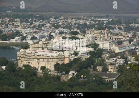 L'INDE, Rajasthan, Udaipur Udaipur : ancien palais de la ville et de Devi Temple Hill / journée Banque D'Images