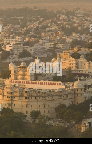 L'INDE, Rajasthan, Udaipur Udaipur : ancien palais de la ville et de Devi Temple Hill / Crépuscule Banque D'Images